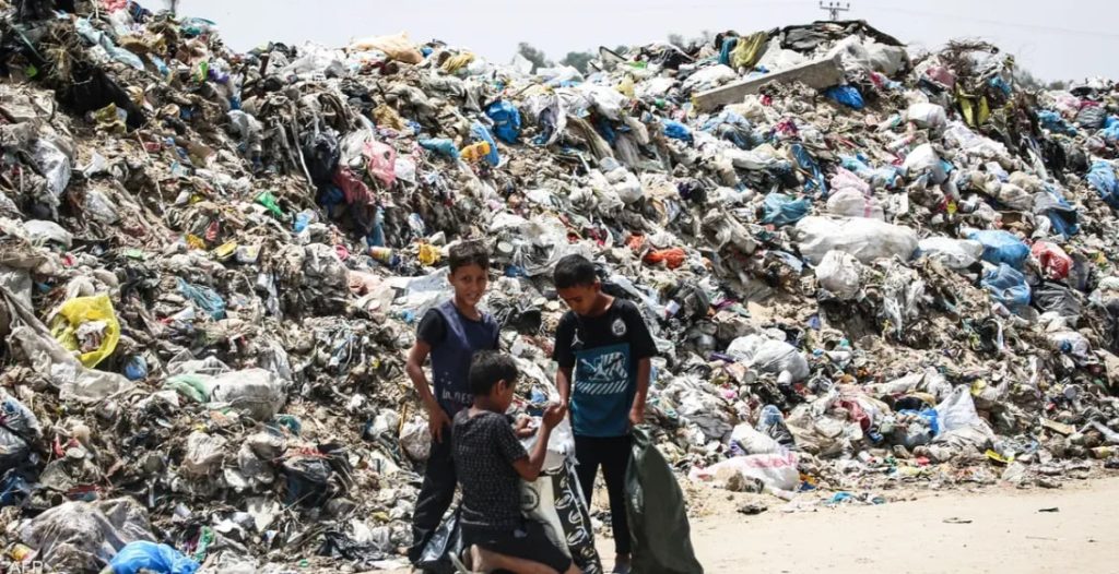 بلدية غزة: المدينة تعيش كارثة بيئية بفعل تراكم النفايات